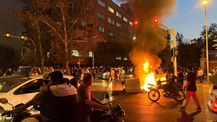 <p>POLİS TARAFINDAN DARP EDİLDİĞİ BELİRTİLMİŞTİ Aktivistler ise polisin 'aniden' bilincini kaybettiği yönündeki iddiasını reddederek, Amini'nin polis tarafından darbedildiğini ifade etmişti.</p>
