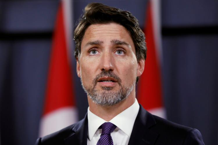 <p>Kararın, IRGC'nin en üst düzeydeki üyelerinden başlayarak yüzde 50'sini kapsadığını, bunun da kabaca 10 bin devrim muhafızı anlamına geldiğini söyleyen Trudeau, "Bu acımasız rejimi yıkmak için elimizdeki en güçlü araçları kullanıyoruz. </p>
