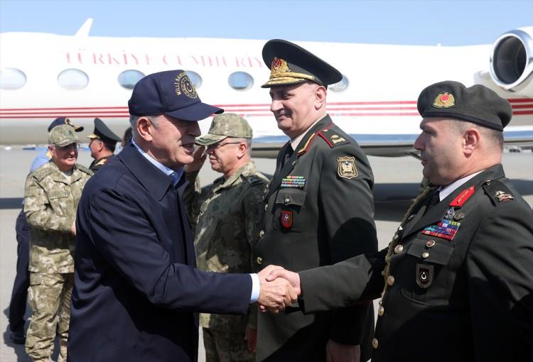 <p>Haydar Aliyev Havalimanı'nda Azerbaycan Savunma Bakanı Orgeneral Hasanov tarafından karşılanan Bakan Akar için Savunma Bakanlığında askeri tören düzenlendi. Akar'ın tören alanına gelişinde ordu bandosu tarafından mehter marşı çalındı. Ulusal marşların çalınmasının ardından tören birliğini selamlayan Bakan Akar, daha sonra şeref defterini imzaladı. Törenin ardından Milli Savunma Bakanı Akar ve Azerbaycan Savunma Bakanı Orgeneral Hasanov, önce baş başa görüştü, ardından heyetler arası görüşmeye başkanlık yaptı.</p>
<p> </p>
