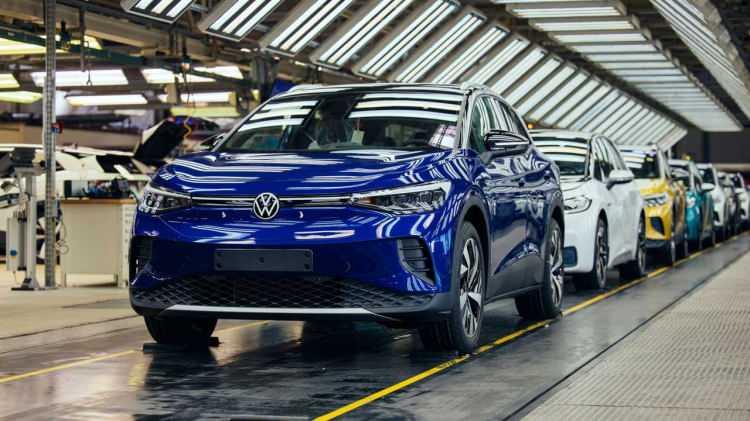 <p>Enerji maliyetleri Alman şirketlerini tasarrufa zorluyor. Yüksek elektrik ve doğalgaz faturalarının önüne geçebilmek için Jungheinrich fabrikasında olduğu gibi işçiler soğukta montla çalışıyor, ofislerde ise sıcak su kullanılması engelleniyor.</p>
<p> </p>