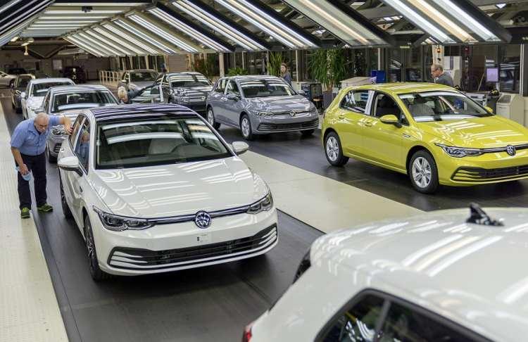 <p>Ünlü otomotiv devi Volkswagen kaloriferleri kıstıktan sonra çalışanlarına kalın montlar dağıttı. Fabrikada çalışanlar işbaşında bu montlarla görev yapıyor.</p>