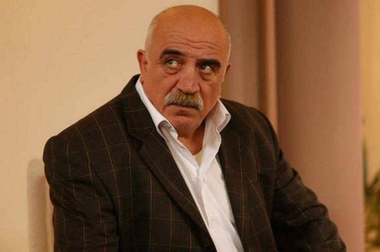 <p><strong>Halil İbrahim Kapar-Sönmez Atasoy</strong></p>
<p>Efsane oyuncu Sönmez Atasoy, Halil İbrahim Kapar, nam-ı diğer Halo Dayı’yı canlandırdı. Sadece Kurtlar Vadisi’nde değil, Kurtlar Vadisi: Pusu’da da yer alan Atasoy, 15 Aralık 2011’de aramızdan ayrıldı.</p>