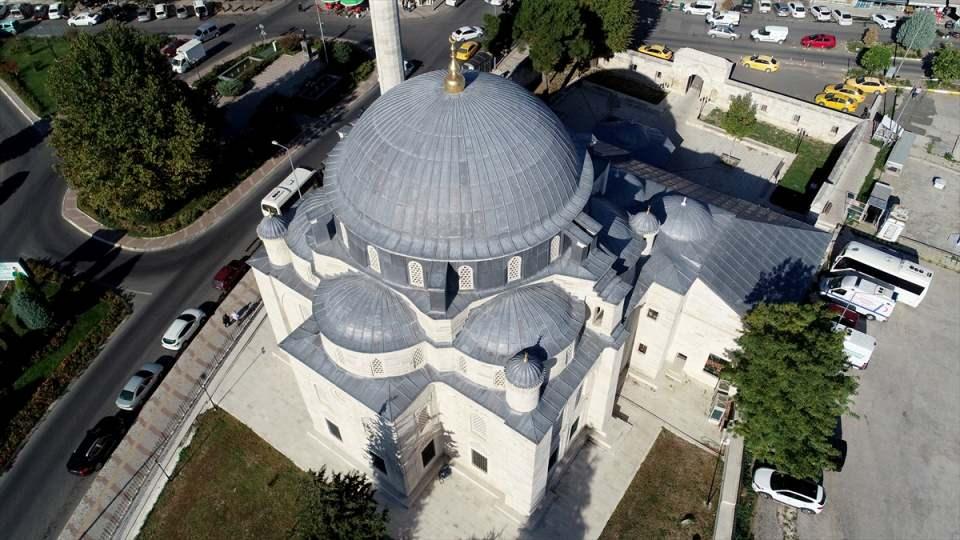 <p><strong>Üç girişi bulunan cami, kalem işi süslemeleriyle dikkat çekiyor.</strong></p>
<p>Ana mekanı doğu - batı yönünde kemerle genişletilen ve dört kenarında yer alan köşe kuleleri ile yapıya görkemli bir görüntü kazandırılan camide, klasik devri yansıtan mukarnaslı mihrabı, bezemeli sütunları ile devrin sanatına dair ipuçları veriyor.</p>