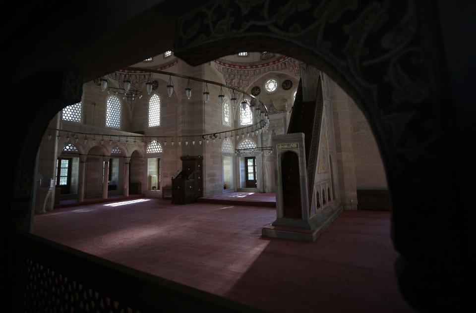 <p><strong> "Selimiye'nin provası" niteliği taşıyan tarihi cami: Cedid Ali Paşa</strong></p>
<p>Cedid Ali Paşa tarafından 1555 yılında Mimar Sinan'a yaptırılan Cedid Ali Paşa Camisi, 4 satırlık Türkçe inşa kitabesi ve 10 satırlık tamir kitabesi ile dikkati çekiyor.</p>
<p>Kare bir plan üzerine kesme küfeki taşı kullanılarak inşa edilen caminin üzeri, kurşun kaplı büyük bir kubbeyle örtülü.</p>