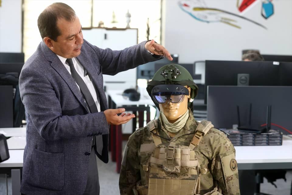 <p>M60 tanklarına uygulanması planlanan sistemin muharebe sahasında kullanılmasıyla beraber, bunların zırhlı muharebe araçlarına entegrasyonuna yönelik de hazırlıklar yapıldığını vurgulayan Albayrak, "Gurur duyarak ifade ediyorum, gerçekten artırılmış gerçeklik teknolojisinin muharebe sahasına entegrasyonu konusunda dünyadaki belli başlı üreticileri, teknoloji devlerini referans aldığımızda ülkemiz gerçekten çok önemli bir noktada. </p>
<p> </p>
