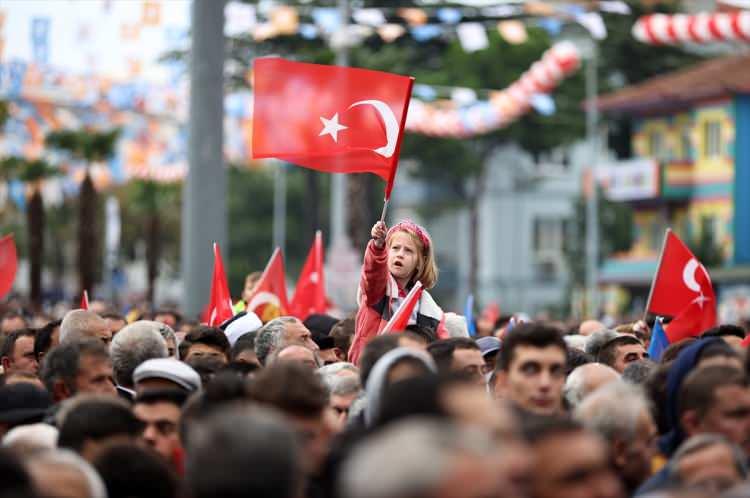 <p>Cumhurbaşkanı Recep Tayyip Erdoğan, miting için Kuvayi Milliye Meydanı'na hareket etti.</p>
