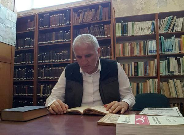 <p>Belgede şunlar kaydedildi: </p>
<p>"Saadetli efendim hazretleri. Müdürlüğünüzden 18 Mart 1916 tarih ve 114 numaralı şerefle gelen yazınızla, ağaç dikme bayramına iştirak etmek üzere 24 Mart 1916 Cuma günü mektebin de Kağıthane’ye gitmesi emri buyurulmakta ise de ekli belgenin içeriğinin altıncı maddesinde işaret edildiği şekilde talebenin ayakkabıları mümkün mertebe sağlam olması icap ettiği halde maalesef yarısı şehit çocuklarından oluşan fakir talebemizin mektebe gelebilecek ayakkabıdan bile mahrum oldukları göz önüne alınırsa katılımın tahammülsüz olacağının tezahür edeceği gibi küçük sınıflar talebesi de bu kadar uzak mesafeyi yürümek kabiliyetinden mahrum bulundukları için ancak yukarı sınıflardan beş altı talebe gidebileceklerdir ki bu sureti iştirake izin verildiği takdirde istenildiği şekilde hareket edileceği tabiidir. Emir sizlerindir sayın efendim. 20 Mart 1916."</p>
<p>Erhan Kılıç, belgeye 'Osmanlı'dan Türkiye Cumhuriyeti'ne Ağaç Bayramları' adlı tez kitabında da yer verdi.</p>