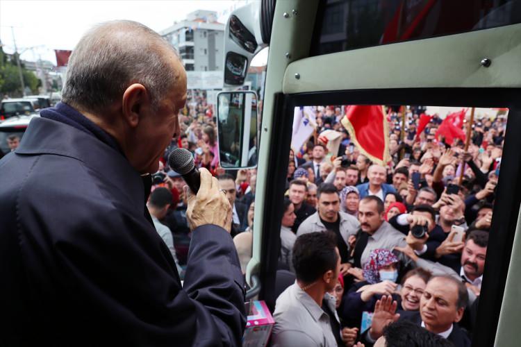 <p>Cumhurbaşkanı Erdoğan ise çocuklara oyuncak dağıttı. Erdoğan, otobüsün içinden kısaca hitap ederek herkesi miting alanına çağırdı ve sandıkların 8 ay sonra Balıkesir'de patlayacağını söyledi.</p>
