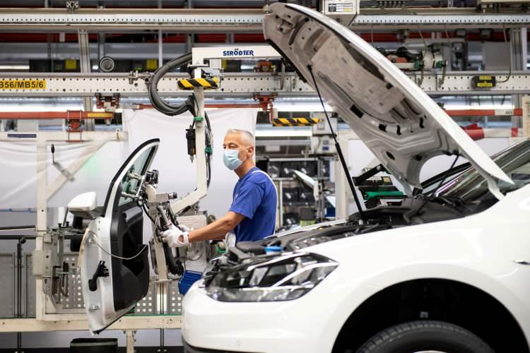 <p>Otomotiv devi Alman Volkswagen, enerjiden tasarruf edebilmek için fabrikalarındaki ısıyı 17 dereceye düşürüp, üretimde çalışanlara kalın mont dağıtmaya başladı.</p>

<p> </p>
