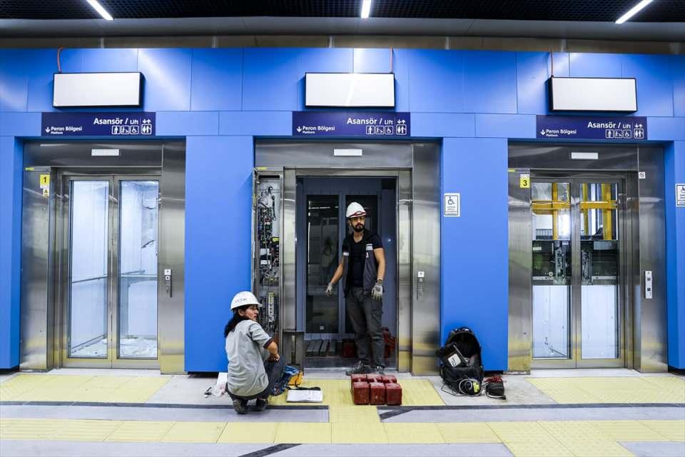 <p>Avukat Seyit Veziroğlu açılışı gerçekleşen metronun çok güzel hizmet olduğunu dile getirdi. Metronun açılmasını yıllardır beklediklerini belirten Veziroğlu, şunları söyledi:</p>
<p>"İnşallah bunun gibi hizmetlerin devam edeceğini düşünüyoruz. Bu hizmette kimin emeği varsa vatandaş olarak teşekkür ediyoruz.</p>