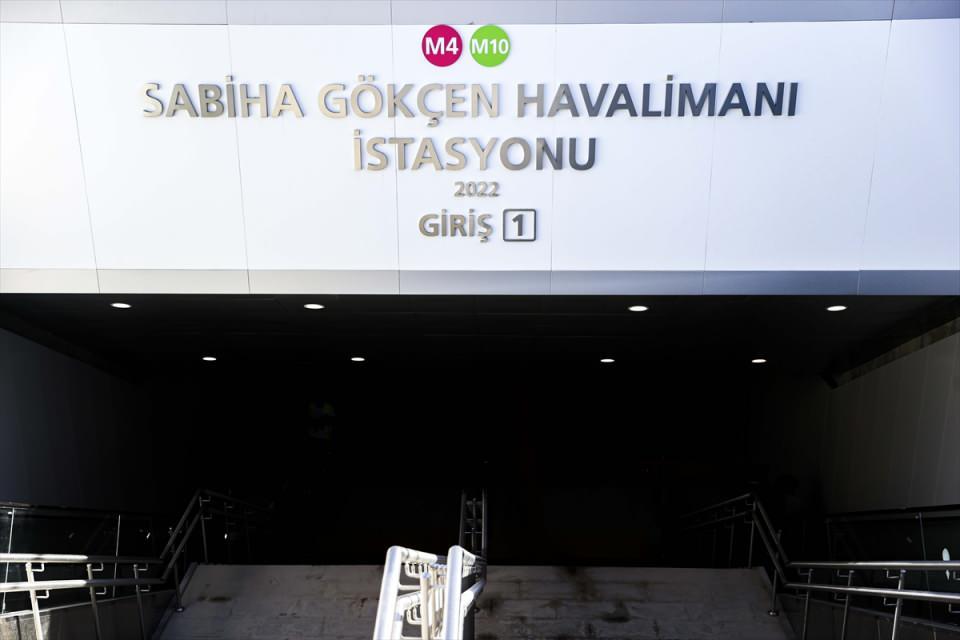 <p> Buraya gelirken otobüsle geldik, 1,5-2 saat Kadıköy tarafından sürüyor ama metroyla olduğu zaman yaklaşık 45 dakikaya düşüyor. 1 saat 15 dakika zaman tasarrufu oluyor. Zaman da bu dönemde bizim en önemli hazinemiz. </p>