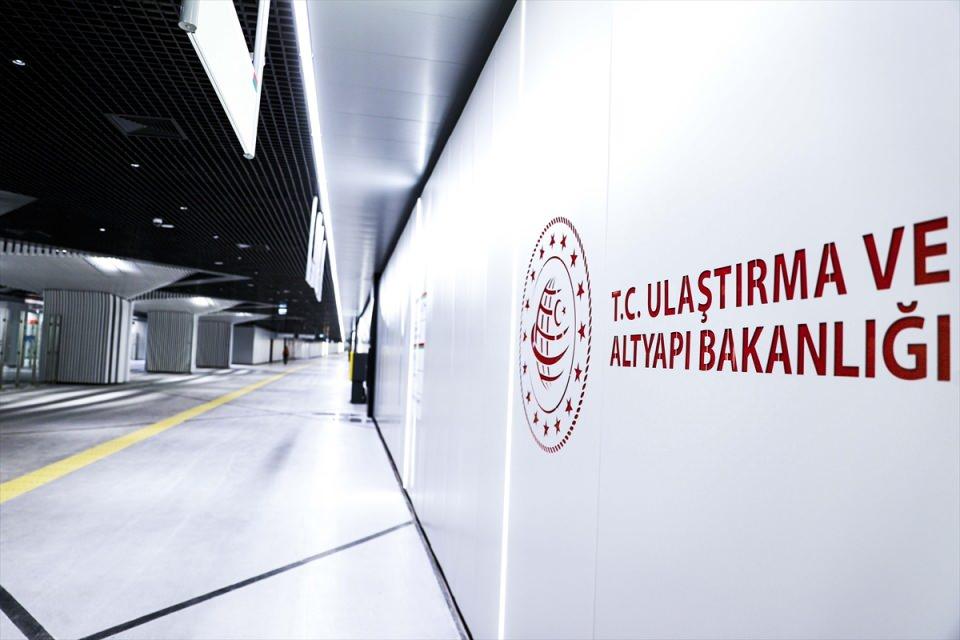 <p>Dolayısıyla çok büyük bir hizmet. İnşallah bu hizmetlerin devamı gelir. Sabiha Gökçen metrosunu kullanıp şimdi de Kadıköy'e gideceğiz."</p>
<p> </p>