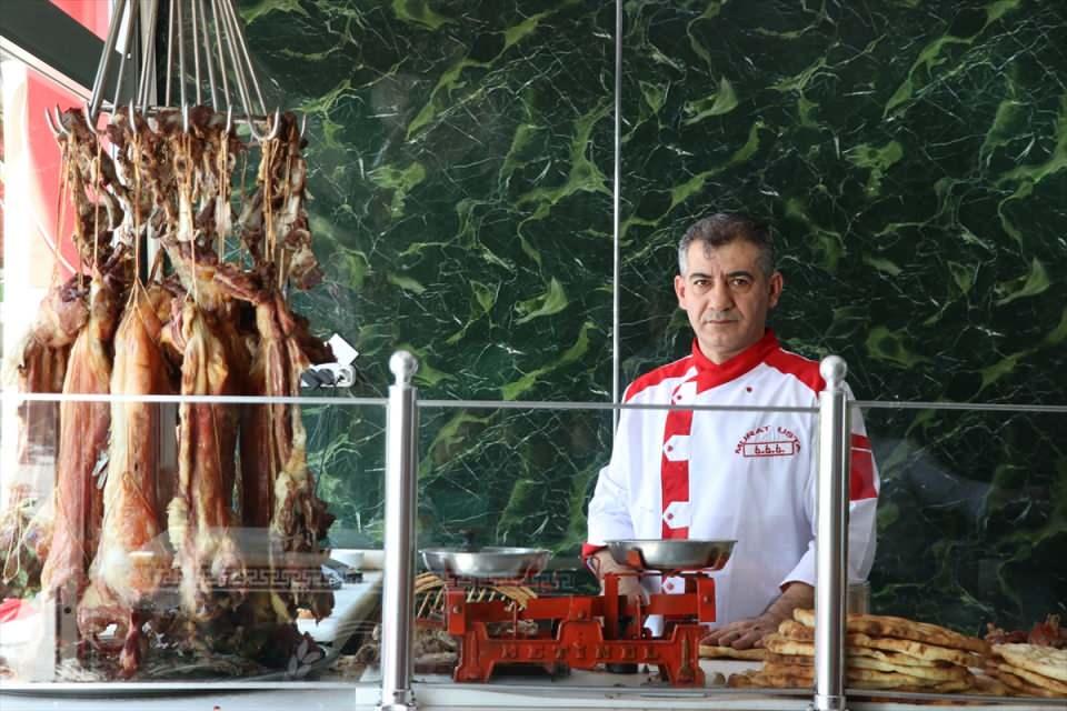 <p>"Büryanın ana vatanının net olarak Bitlis olduğunu söyleyebiliriz"</p>
<p>Restorana dönüştürdüğü tarihi handa ailenin dördüncü kuşağı olarak mesleğini sürdüren büryan ustası İbrahim Baydur, 1900'lü yılların başından bu yana büryan yaptıklarını, her zaman Bitlis ve Siirt arasında büryan dolayısıyla bir tartışma olduğunu söyledi.</p>
<p>Lezzeti, yapılışı, sunumuyla iki ilde hazırlanan büryanın farklı olduğunu anlatan Baydur, Bitlis'te büryanı bir yaşını doldurmamış erkek keçi etinden hazırladıklarını belirtti.</p>
