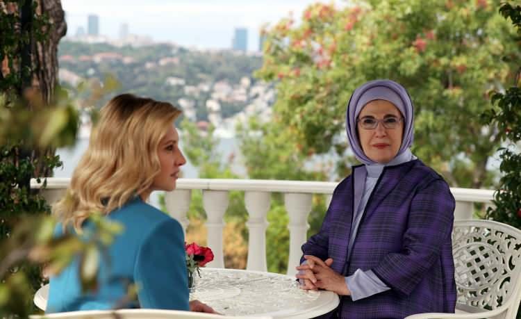 <p>Türkiye’nin bin 300 ailesiz Ukraynalı çocuğu misafir etmesinden dolayı duyduğu memnuniyeti dile getiren Zelenska, yaklaşık 200 özel gereksinimli çocuğun da tahliye edilerek Türkiye’ye getirilmesi hususunda yardım talep etti. </p>
