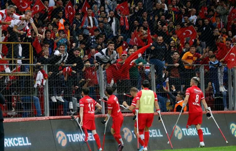 <p>43. dakikada Rahmi Özcan kendisinin ikinci, millilerin 3. golünü kaydederken; Serkan Dereli, 50. dakikada ay-yıldızlıların 4. golünü attı.</p>
