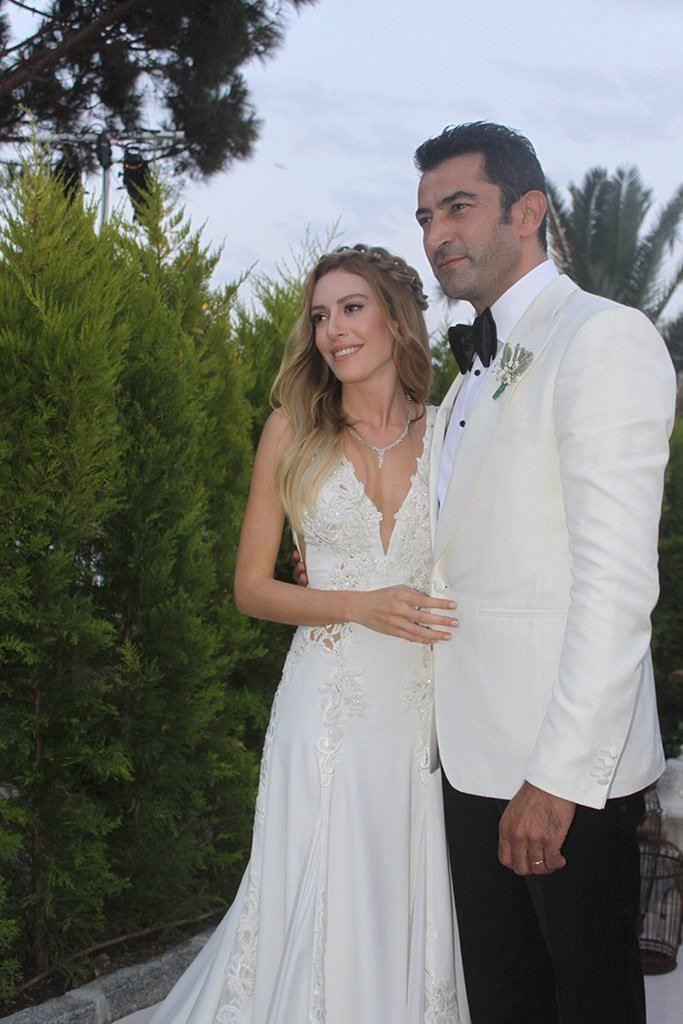 <p><span style="color:#000080"><strong> Kenan İmirzalıoğlu ile 2016 yılında hayatını birleştiren güzel oyuncu Sinem Kobal 2020 yılında kızı Lalin'i kucağına almıştı. </strong></span></p>
