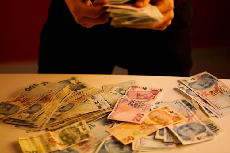 <p>SSK ve Bağ-Kur emeklileri 6 aylık enflasyon oranında zam alırken memurlar ve memur emeklileri yüzde 8 oranındaki toplu sözleşme artışına ilaveten yüzde 7'nin üzerinde oluşan 6 aylık enflasyon kadar fark alacak.</p>