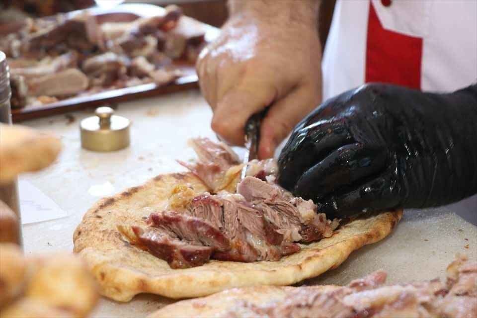 <p>Herhangi bir baharat kullanılmayan büryan, bölge halkının yanı sıra kente gelen yerli ve yabancı ziyaretçilerden de talep görüyor.</p>
<p> </p>