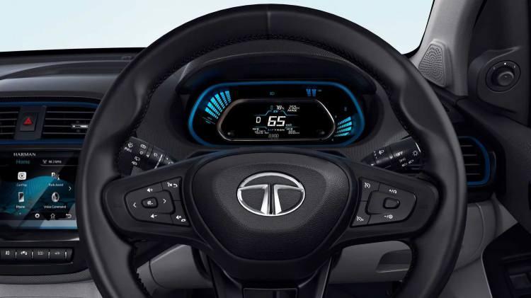 <p>Tata Tiago EV, boyut olarak 3769 mm uzunluğa, 1677 mm genişliğe, 1536 mm yüksekliğe ve 2400 mm aks mesafesine sahip.</p>
