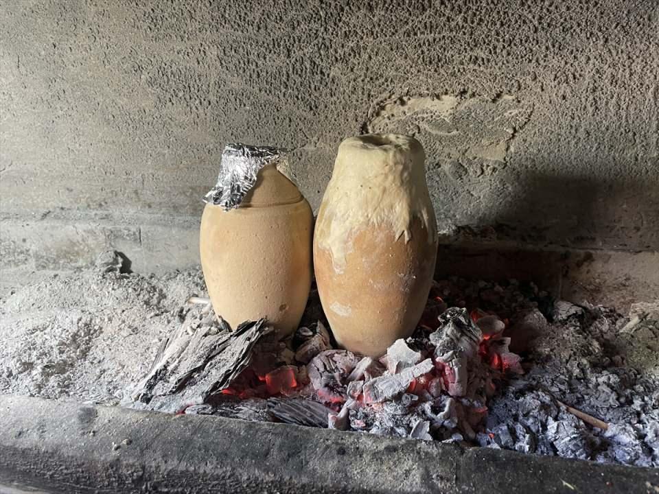 <p>Meşe kömürüyle yakılan ateşte yaklaşık 1,5-2 saat kalan testi kırıldıktan sonra içindeki kebap servis ediliyor. İsteyen müşteriler, testiyi kendisi kırıyor.</p>
<p> </p>