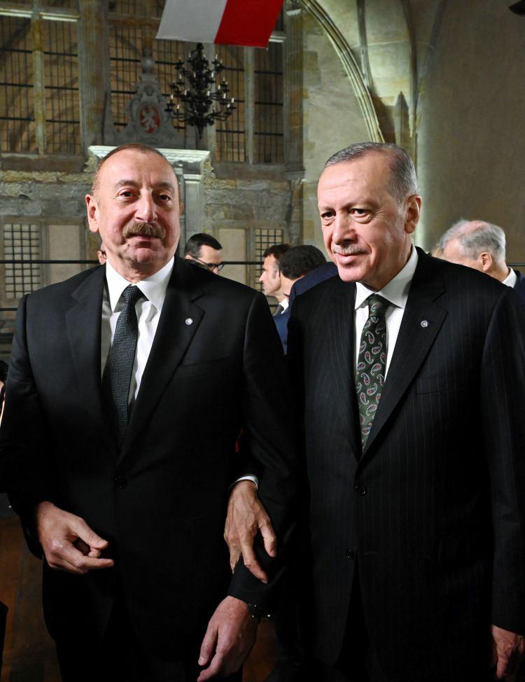 <p>Zirvede AB dışındaki bir ülkede 6 ay içinde ikinci toplantının düzenlenmesinin kabul edilmesi de planlanıyor. Ayrıca toplantının sonucunun Avrupa Siyasi Topluluğu’nun devamlı olup olmayacağına dair işaret vermesi de bekleniyor.</p>
