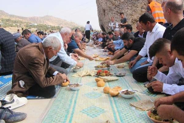 <p> Abdulkadir Alkış ise, “Biz Balveren olarak, tüm dünyaya örnek olmak istiyoruz. 300 seneden önce dedelerimiz, babalarımız, tüm bölge halkları olarak burada toplandı. </p>
