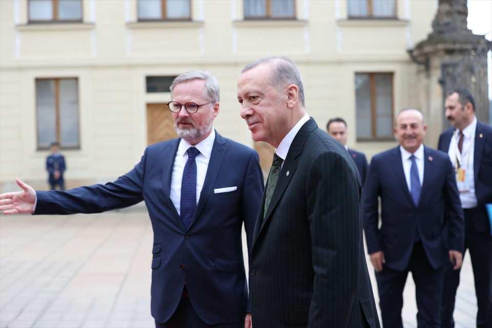 <p>Cumhurbaşkanı Recep Tayyip Erdoğan, Çekya'nın başkenti Prag'da Avrupa Siyasi Topluluğu (AST) toplantısına katıldı. </p>

<p> </p>
