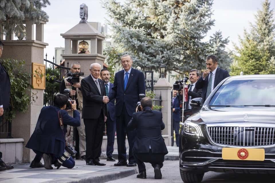 <p>Erdoğan ve Bahçeli, gazetecileri de selamladıktan sonra görüşmeye geçti.</p>
