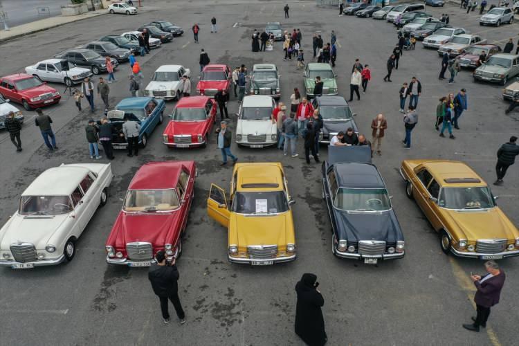 <p>Harem Meydanı'ndaki etkinliğe Üsküdar Belediye Başkanı Hilmi Türkmen, klasik otomobil sahipleri ve vatandaşlar katıldı.</p>
