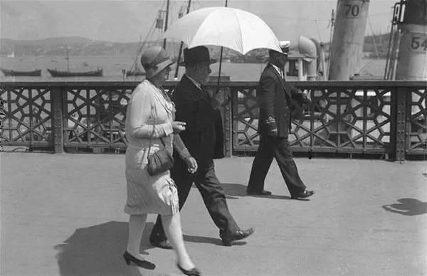 <p>Galata Köprüsü üzerinde bir an (>1929)</p>
<p> </p>