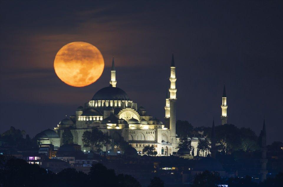 <p>İstanbul'da dolunay, Süleymaniye Camisi ile güzel görüntü oluşturdu.</p>
<p> </p>