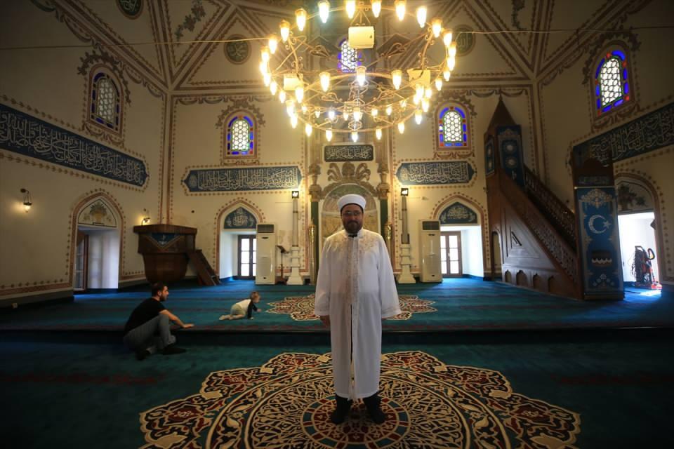 <p>Kesme taş ve tek şerefeli, kütük kare ve kurşun kaplama külahlı minaresi, Balkan Savaşı'nda Bulgarlar tarafından yarıya kadar yıkıldı. Minare, daha sonra tekrar yapıldı.</p>

<p> </p>
