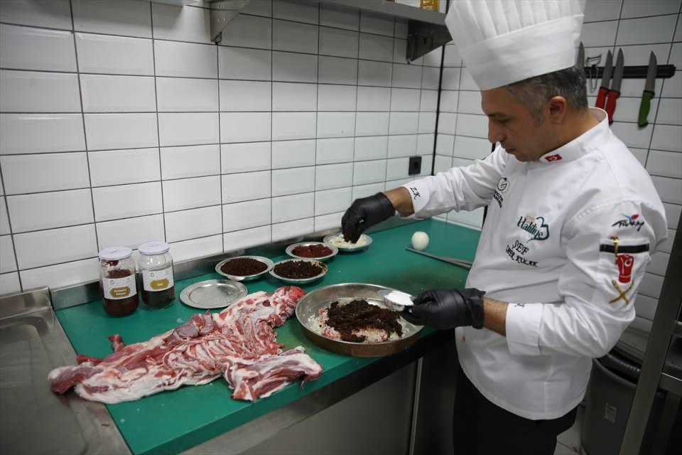 <p><strong>Gaziantep lahmacunu sarmısaklı yapılıyor</strong></p>

<p>UNESCO'nun gastronomi alanında "yaratıcı şehirler" ağında yer alan Gaziantep'in öne çıkan lezzetlerinden olan ve Türk Patent ve Marka Kurumunca 2017'de coğrafi işaretle tescillenen "Antep lahmacunu"nun en önemli özelliği, sarımsaklı olması. Domates, koyun eti, maydanoz, kırmızı ve yeşil biber ile farklı bir tada ulaşan lahmacun, lokantalarda ya da mahalle fırınlarında pişiriliyor.</p>

<p>Lahmacun ustası Dinçer Polat, AA muhabirine, Gaziantep'te 4 yıldır lahmacun salonu işlettiğini söyledi.</p>

<p> </p>

