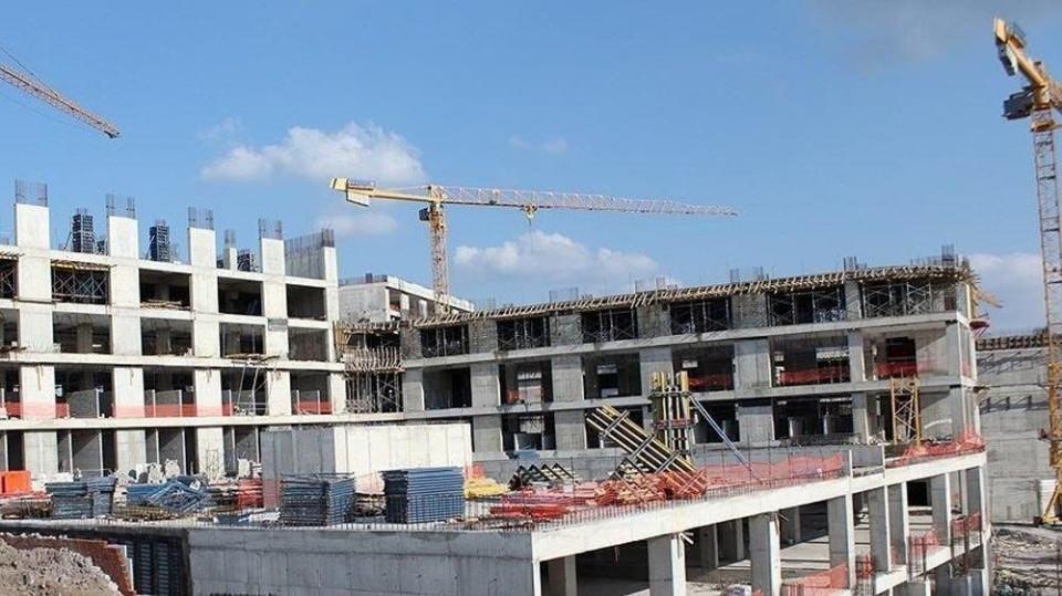 <p>Hisseli konut, arsa ya da tarlası olan başvuramaz. YANLIŞ</p>
<p>DOĞRUSU:</p>
<p>Hisseli konut, arsa , veya tarlası olanlar arsa başvurusu yapabilir. Apartmanın ayrı bir dairesine karşılık olan arsa payına sahip olmaması şarttır.</p>