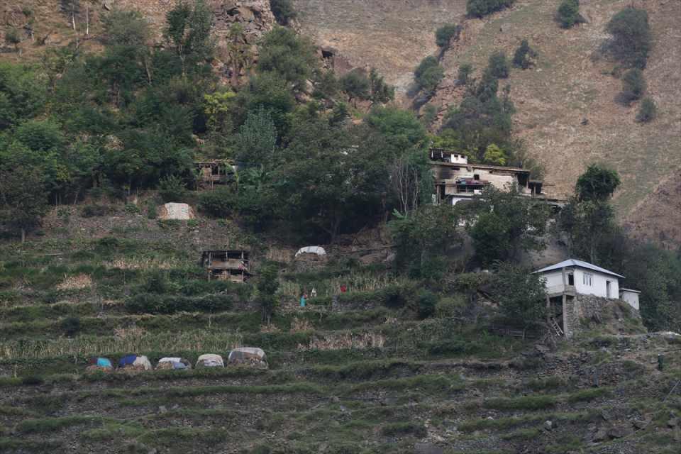 <p>Başkent İslamabad'dan araçla 13 saatin üzerinde bir seyahatin ardından ulaşılan Hunza Vadisi, yüksekliği 6 ila 7 bin metrenin üzerinde değişen çok sayıda zirve tarafından çevrili.</p>
<p> </p>