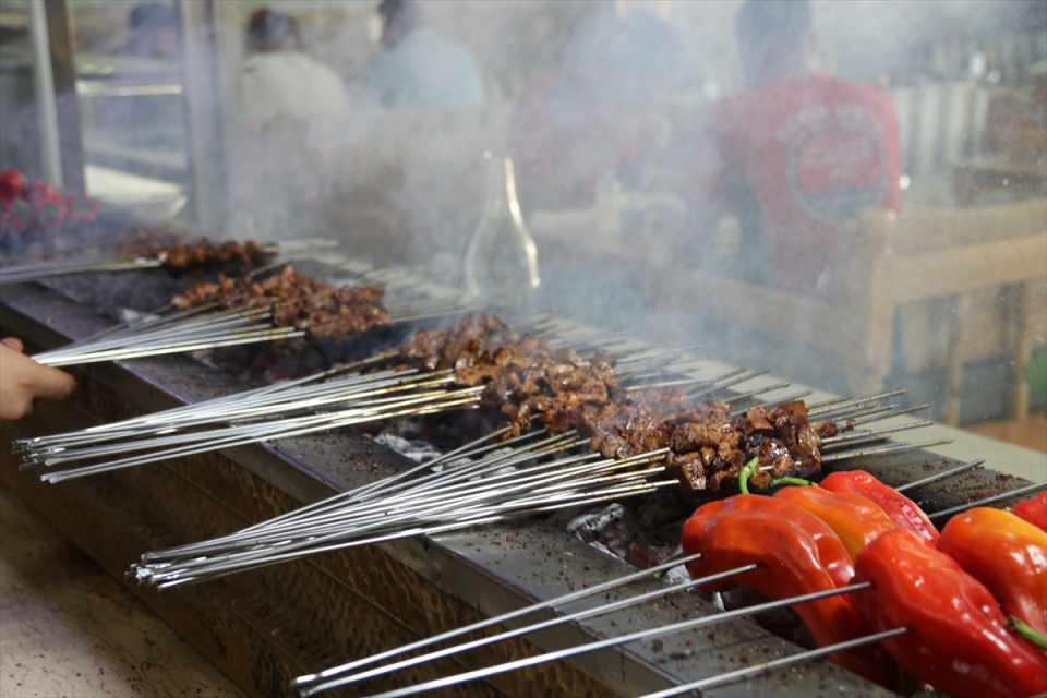 <p>Ciğer kebabı ustası Bekir Yüksekyayla ise Şanlıurfa'da ciğerin yüzyıllardır tüketildiğini söyledi.</p>

<p> </p>
