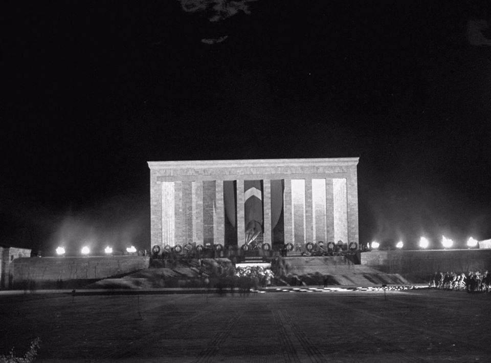 <p><strong>10 Kasım 1953 - Anıtkabir</strong></p>

<p>Mustafa Kemal Atatürk'ün naaşının Etnografya Müzesi'nden Anıtkabir'e taşındığı gün. 10 Kasım 1953 günü çekilen bir fotoğraf.</p>

<p> </p>
