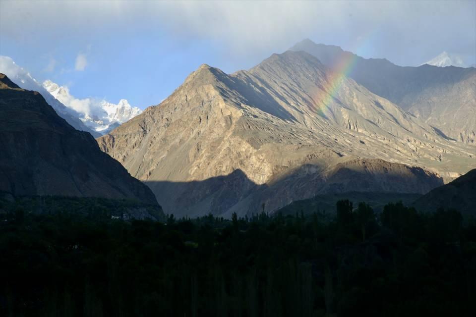 <p>Pakistan'da 7 bin metrenin üzerinde 100'den fazla zirve bulunurken Gilgit-Baltistan dünyada bulunan 8 bin metreden yüksek 14 zirvenin 5'ine ev sahipliği yapıyor.</p>
<p> </p>