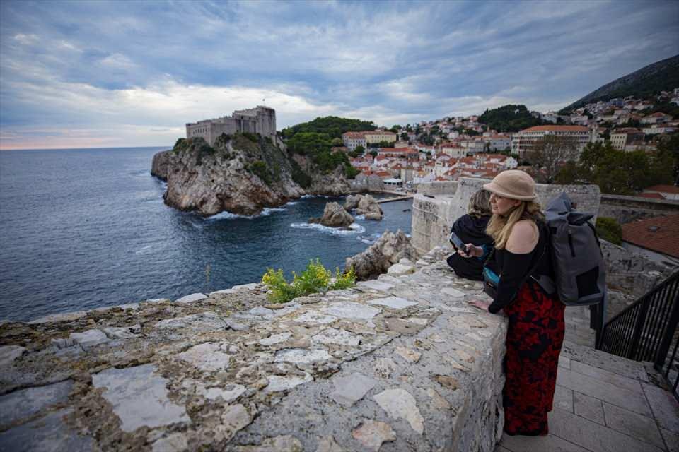 <p> Hırvatistan’ın Adriyatik Denizi sahilinde bulunan ve Game of Thrones (Taht Oyunları) dizisine ev sahipliği yapan tarihi Dubrovnik kenti, ziyaretçilerini Orta Çağ'da yolculuğa çıkarıyor.</p>