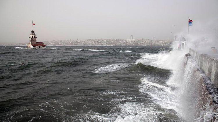 <p>Rapora göre İstanbul, 15 Ekim Cumartesi günü akşam saatlerinden itibaren yağışlı havanın etkisine girecek.</p>
