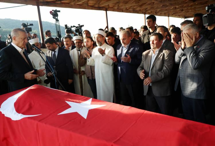 <p>Bartın’ın Amasra ilçesinde meydana gelen maden kazasında hayatlarını kaybeden Rahman Özçelik ve Gürdal Serenli son yolculuğuna uğurlandı. Cenaze törenlerine Cumhurbaşkanı Erdoğan da katıldı.</p>