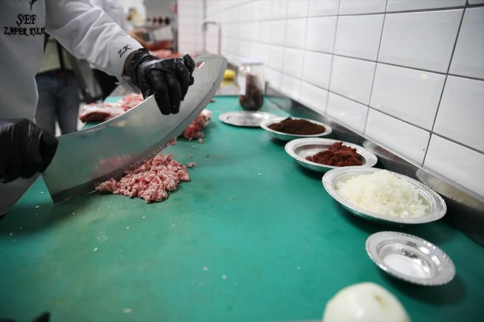 <p>İki kentin vazgeçilmez lezzetleri arasında yer alan lahmacun ise boyutları ve içerisinde kullanılan malzemelerle birbirinden ayrılırken, hem Gaziantep hem de Şanlıurfa'daki ustalar, tescilli olan lezzetlerinin daha iyi olduğunu savunuyor.</p>

<p> </p>
