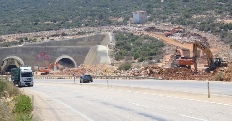 <p>Yaklaşık 12 saate kadar süren iki şehir arasındaki ulaşım şuana kadar açılan Tünel ve viyadükler sayesinde 6 saate kadar düştü. </p>
