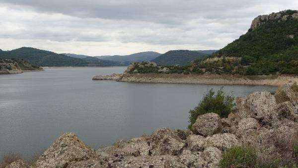 <p>Çanakkale'nin içme ve kullanma suyu ihtiyacını karşılayan, 54 milyon 115 bin metreküp su kapasitesine sahip Atikhisar Barajı'nda su miktarı, yüzde 48,5'e düştü. </p>
