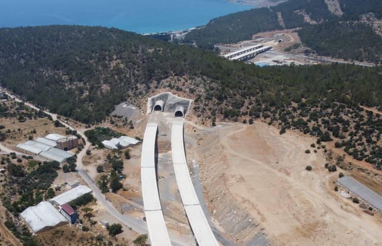 <p>Bu yolun hem Mersin, hem bölge hem de ülke için büyük önem arz ettiğini ve ülke için mega projelerden biri olduğunu belirten Vali Ali Hamza Pehlivan,” Mersin-Antalya yol güzergahı yaklaşık 500 kilometre. Bu 500 kilometrenin 264 kilometresi Mersin ili sınırları içerisinde. Bu projeyle ilgili bugüne kadar toplamda 196,5 kilometre bölünmüş yol yapıldı.</p>
