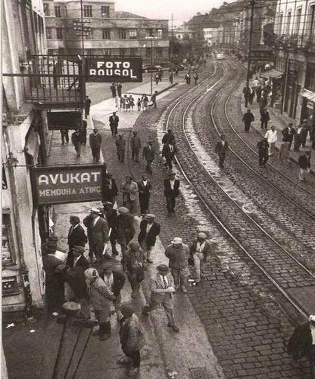 <p><strong>1951 / Zonguldak</strong></p>
<p>Şehrin tam ortasından geçen ve taş kömürü taşıyan tren yolları. Fotoğrafçı, kart baskının arkasına fotoğrafın kullanılmaması halinde Washington'da verdiği adrese geri gönderilmesini rica ettiği bir not düşmüş. </p>