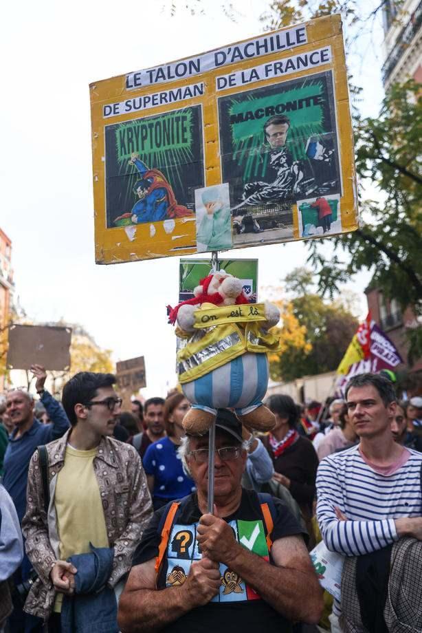 <p>Fransa Kamu Hesaplarından Sorumlu Devlet Bakanı Gabriel Attal yaptığı açıklamada, sol koalisyonun mevcut grevlerden yararlanmaya çalıştığını belirterek, "Bugünkü yürüyüş, ülkeyi bloke etmek isteyen destekçilerin yürüyüşü" dedi.</p>
