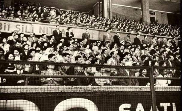 <p><strong>1956 / Gençlik bayramı</strong></p>
<p><br />
O zamanlardaki adıyla Mithat Paşa Stadı'ndaki kalabalık Gençlik ve Spor Bayramı kutlamalarını izliyor.</p>