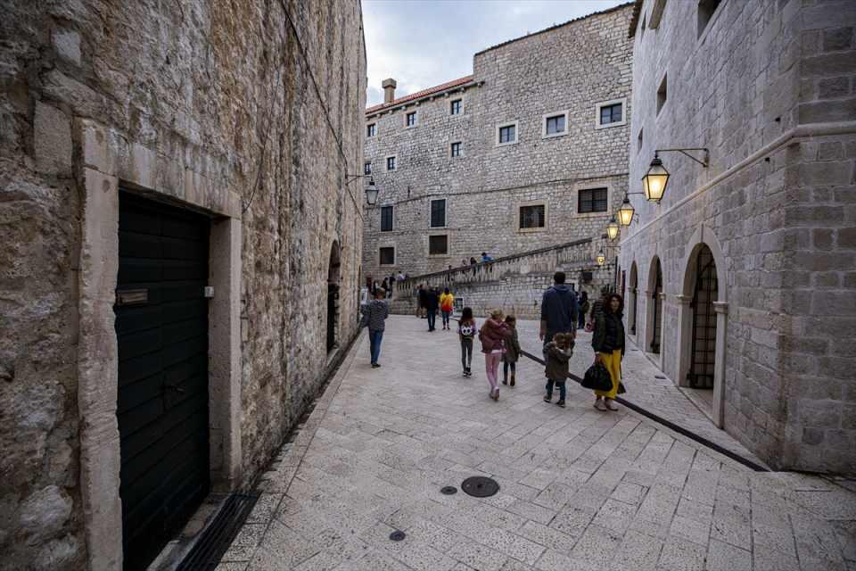 <p>Dubrovnik, dünyaca ünlü birçok ismin tatil için tercih ettiği kentlerden biri olmasının yanı sıra yakınlarındaki doğal botanik bahçesi Lokrum Adası da en çok ziyaret edilen mekanlar arasında bulunuyor.</p>

<p> </p>
