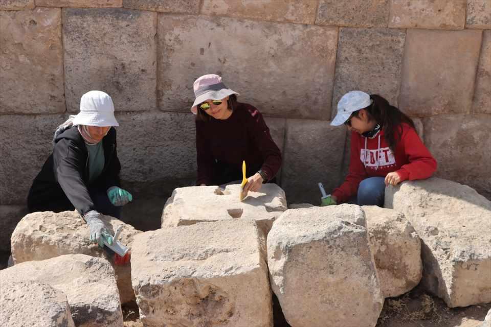 <p>Yukarı Işıklı Mahallesi'ndeki Zernaki Tepe'de, yaklaşık 2,5 kilometre uzunluğa ve 1,5 kilometre genişliğe sahip alanda Kültür ve Turizm Bakanlığının izniyle başlatılan kazı çalışmaları devam ediyor.</p>

<p> </p>
